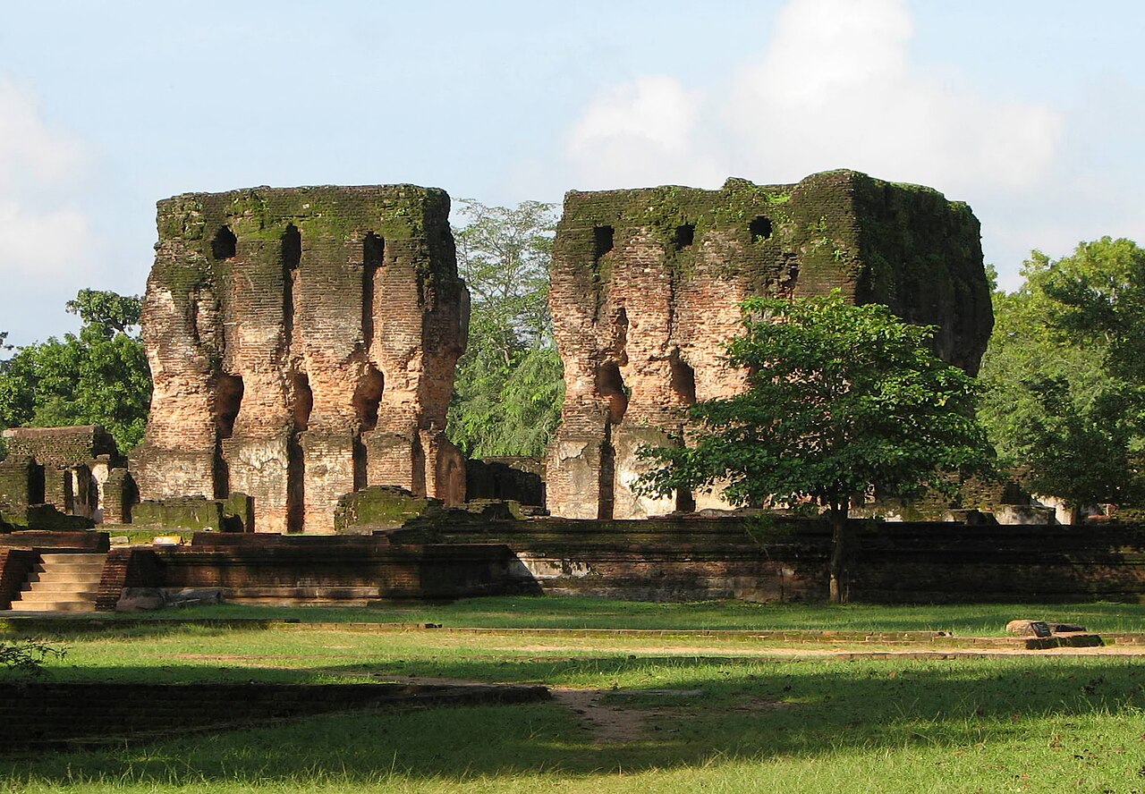 Sri Lanka: Village Roads and Living Culture