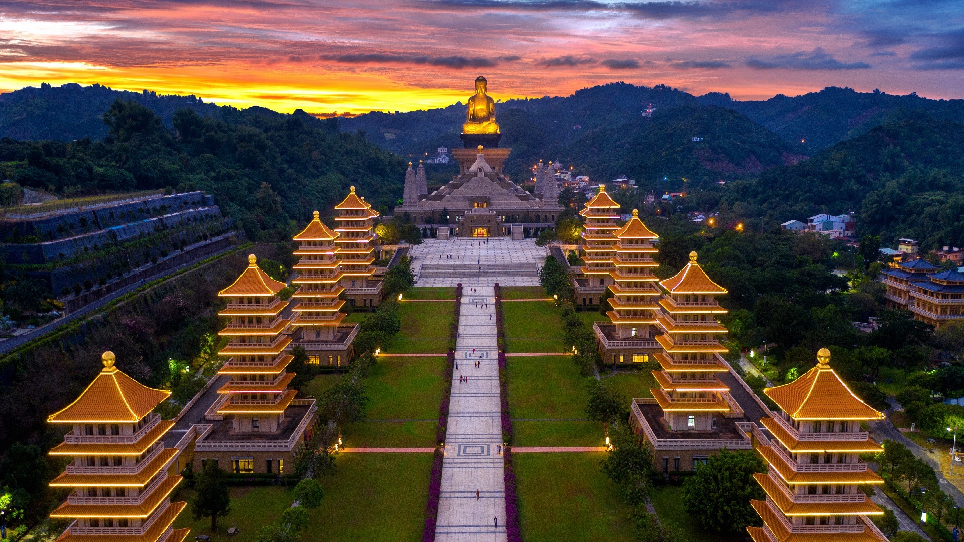 Top Taiwan: Lakes, Trains & Temples – 9 Day Hiking Journey