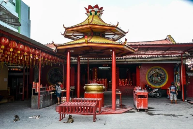 Chinatown District Walking Tour – Explore the City Outside the Wall